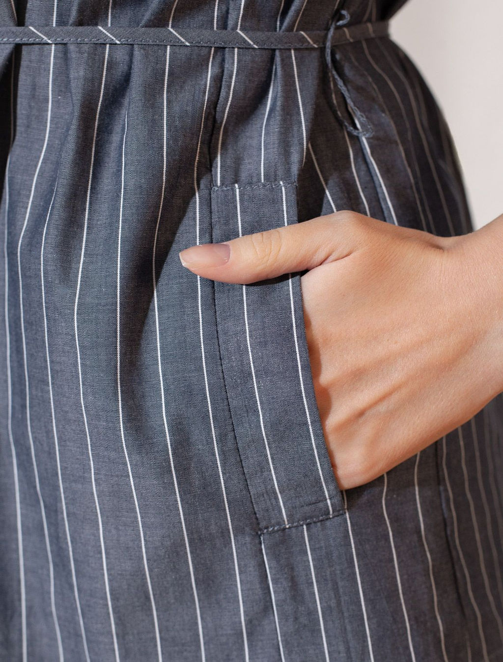 Удлиненный костюмный жилет в полоску с поясом из легкого хлопкового поплина - Vilatte фото 6