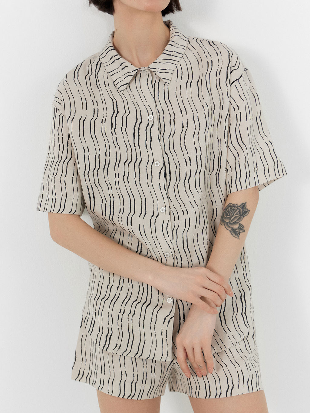 КОМПЛЕКТ ЖЕНСКИЙ (ЖАКЕТ, ШОРТЫ) полоски на молочном 592498