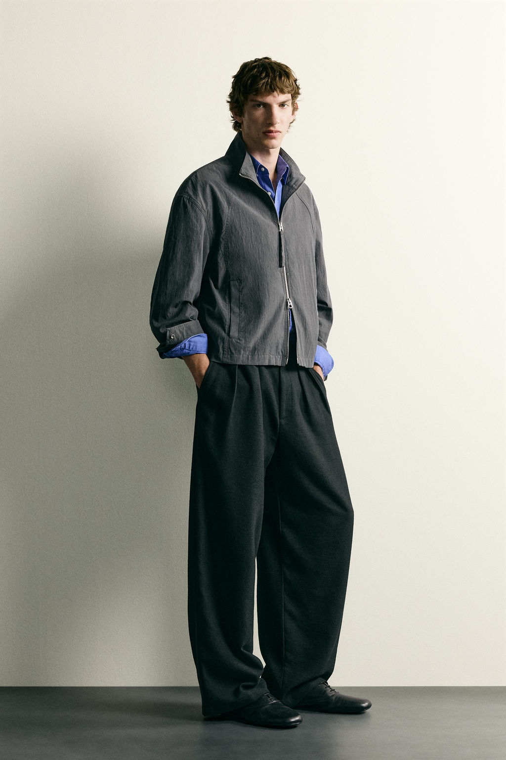 CAZADORA FLUIDA CROPPED FIT / Gris antracita - Zara фото 4