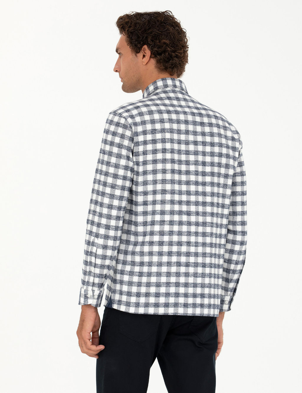 Темно-синяя рубашка классического кроя с длинным рукавом