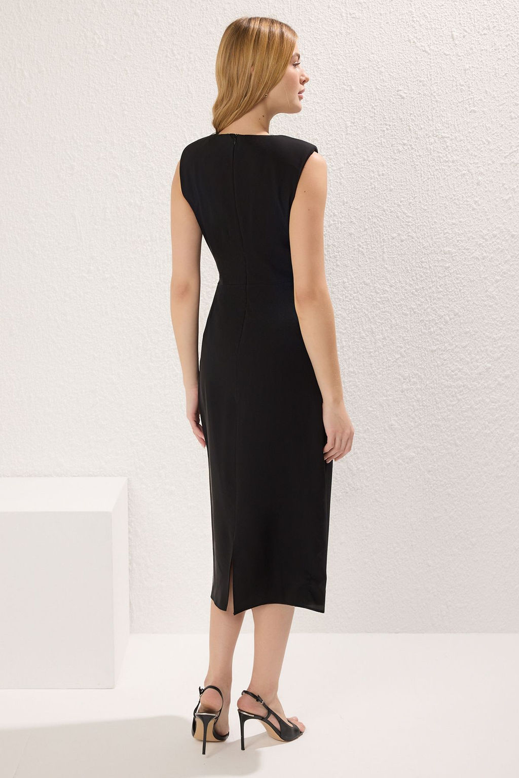 Siyah Vucudu Saran Aksesuarl? Midi Dokuma Elbise TWOSS25EL00204