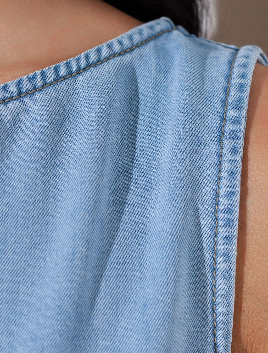 Топ с вырезом лодочка и асимметричным разрезом на спине из джинсового лиоцелла - Vilatte фото 3