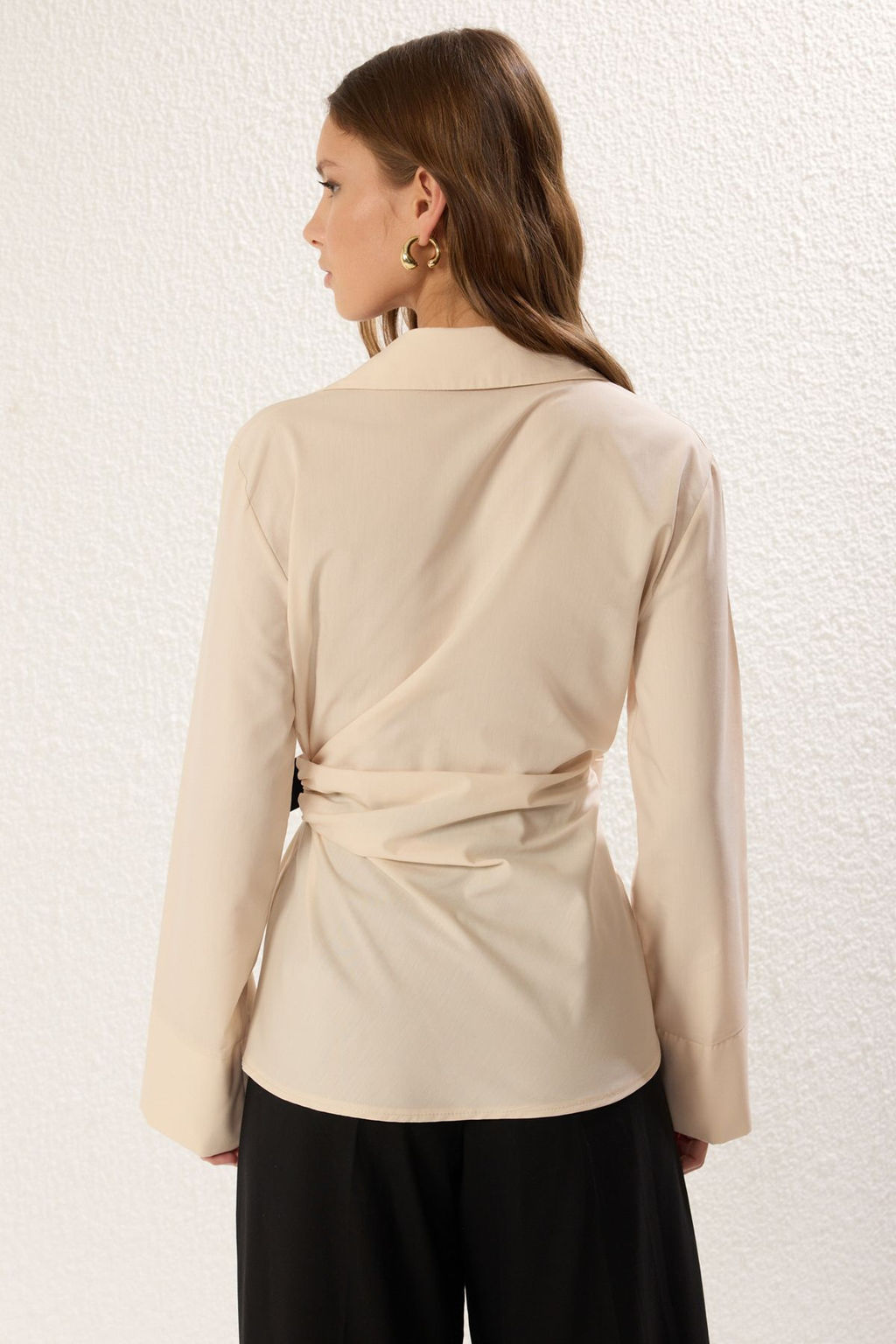 Trendyolmilla Bej Kemer Detayl? Gomlek Yaka Dokuma Bluz TWOSS25BZ00258