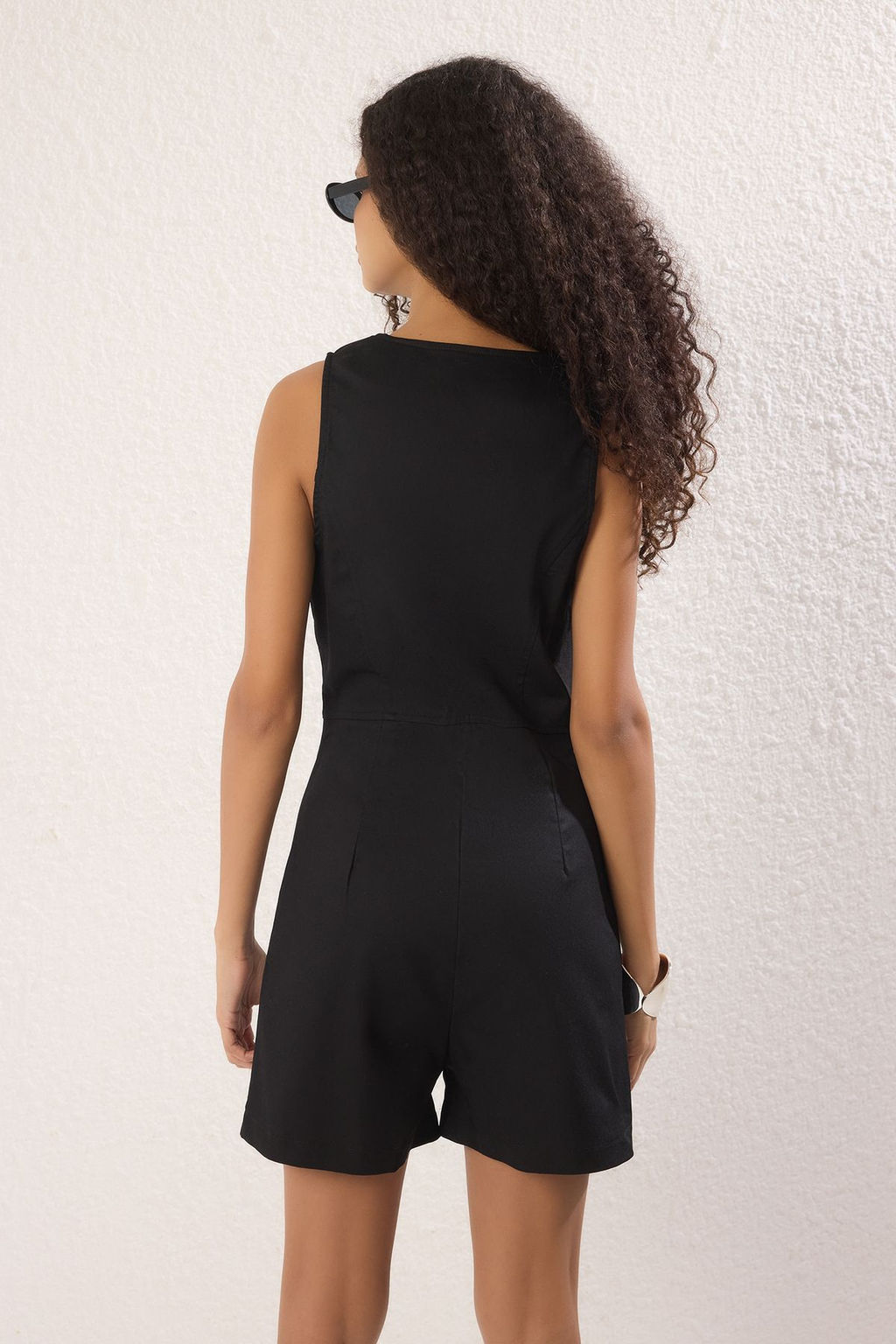 Trendyolmilla Siyah Yelek Detayl? Likral? Mini Gabardin Tulum TWOSS25TU00057  фото 4