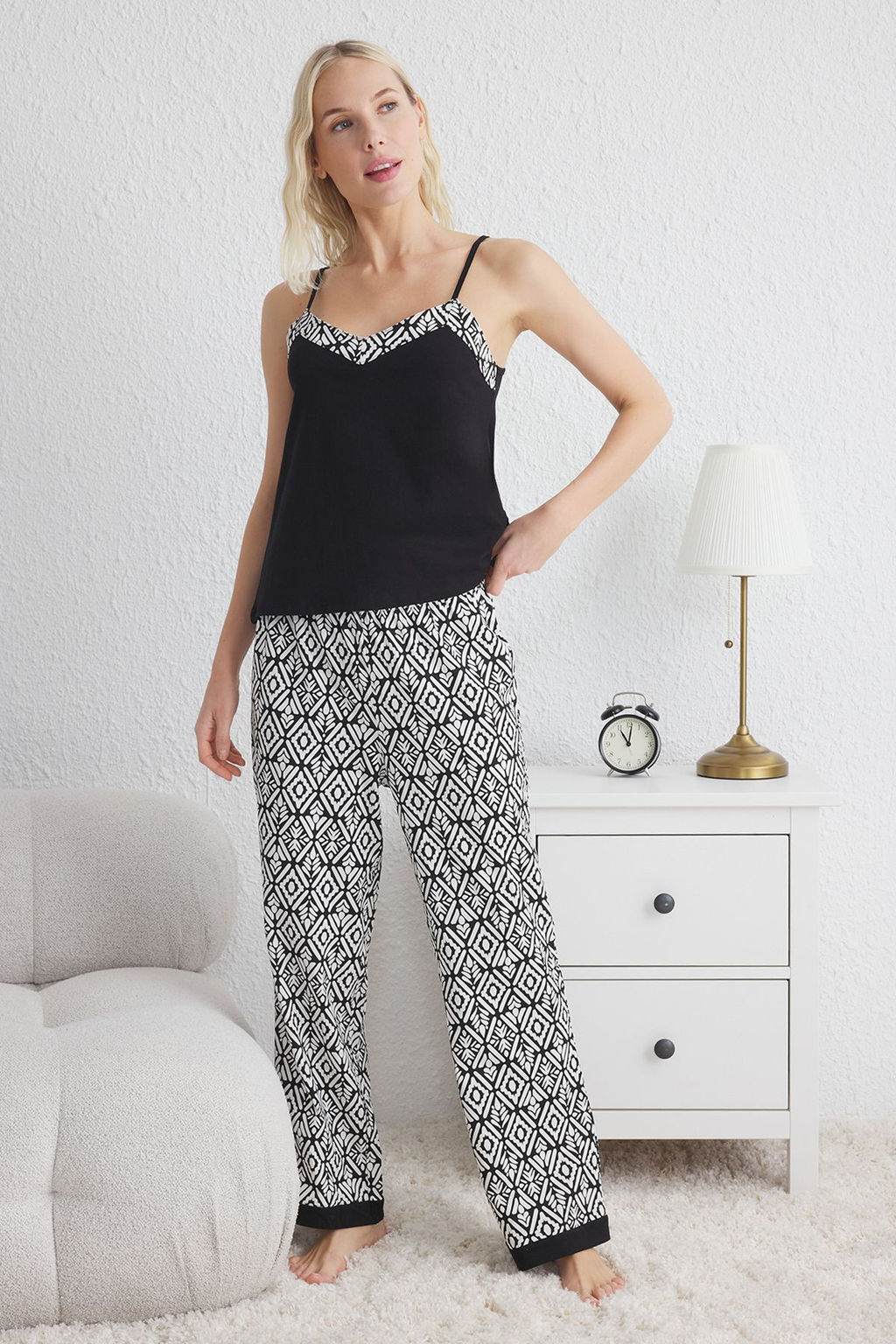 Trendyolmilla Siyah %100 Pamuklu Etnik Desenli Ip Ask?l? Orme Pijama Tak?m? THMSS25PT00164