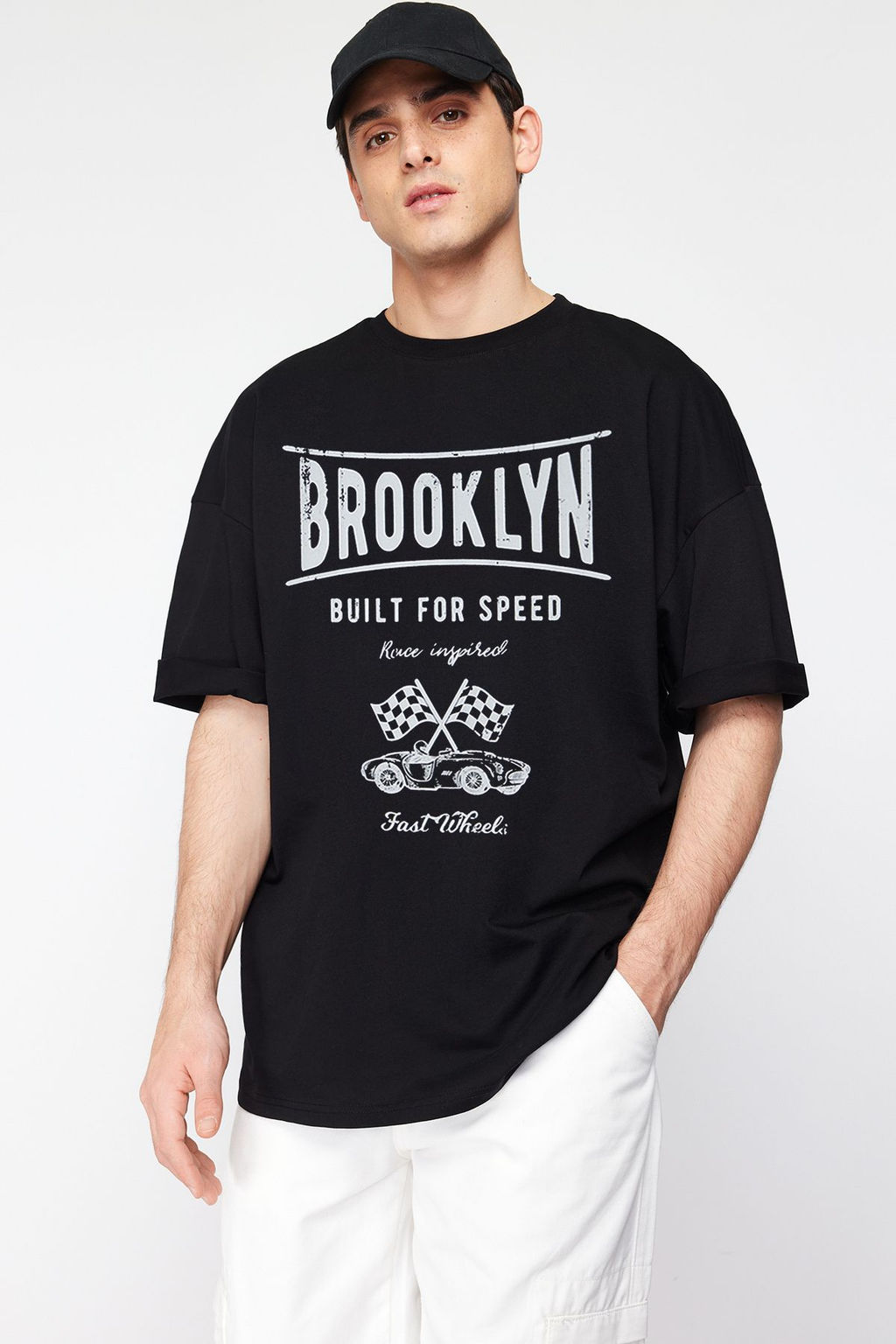 TRENDYOL MAN Siyah Oversize/Genis Kesim Araba Bask?l? %100 Pamuklu T-Shirt TMNSS25TS00159