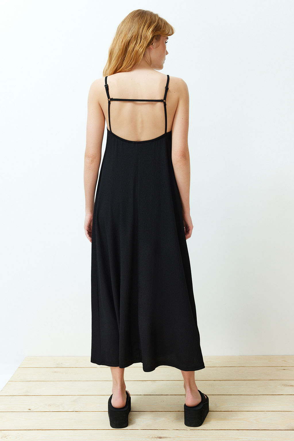 Siyah Ayarlanabilir Ask?l? A-Line Burumcuk/Dokulu Orme Maxi Elbise TWOSS24EL00060