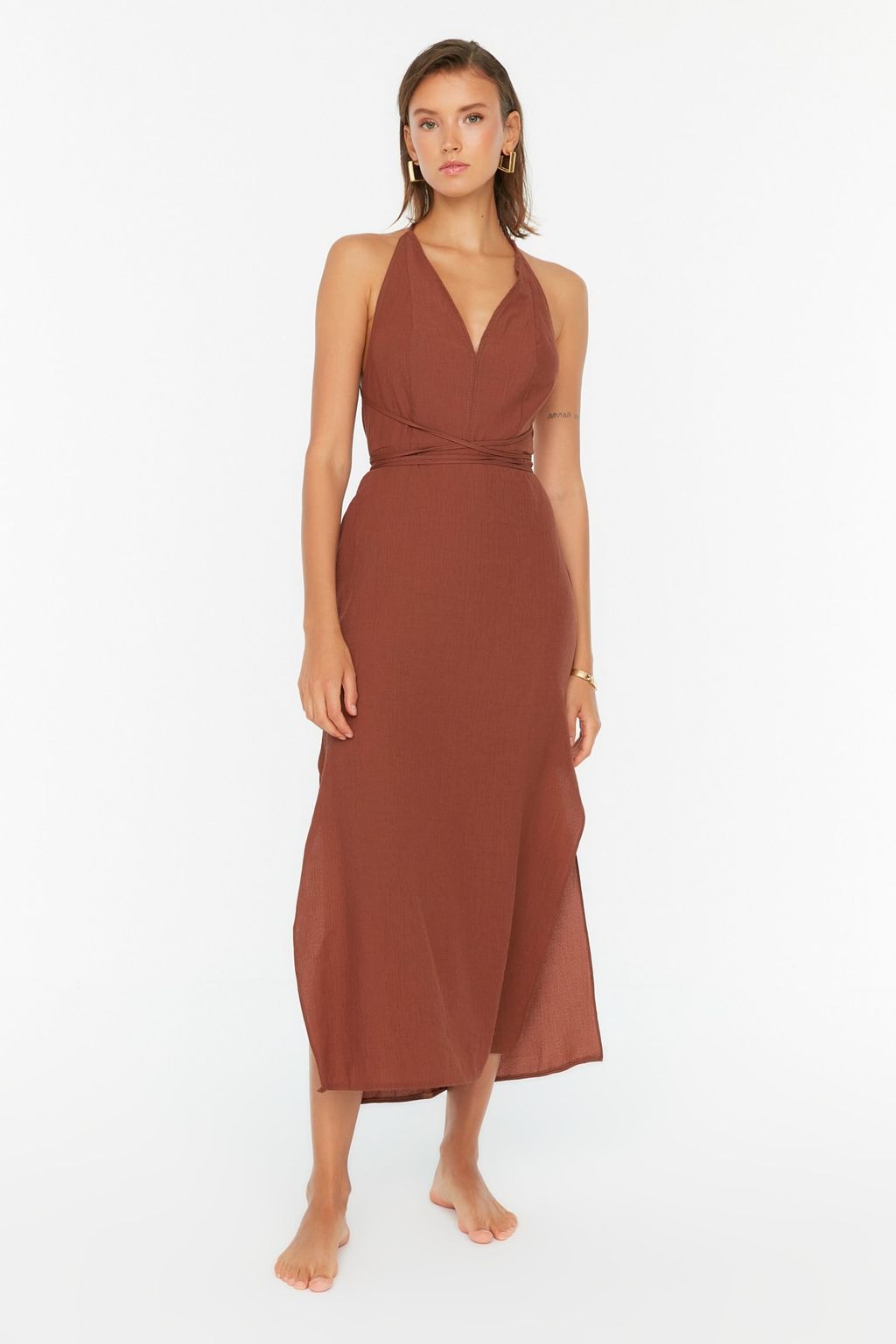 TRENDYOLMILLA Kahverengi Midi Dokuma S?rt Dekolteli Plaj Elbisesi TBESS22EL0727