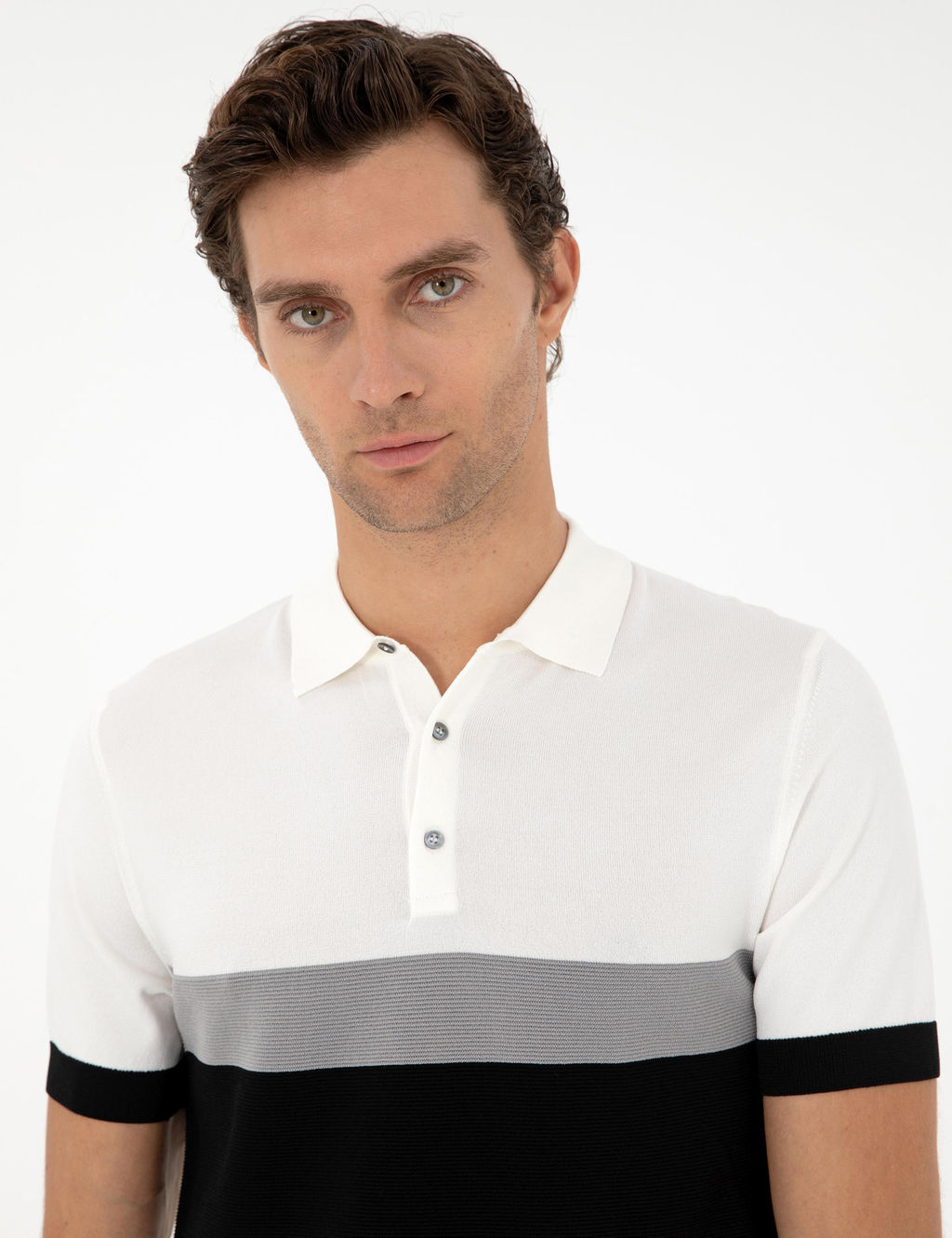 Черный зауженный свитер