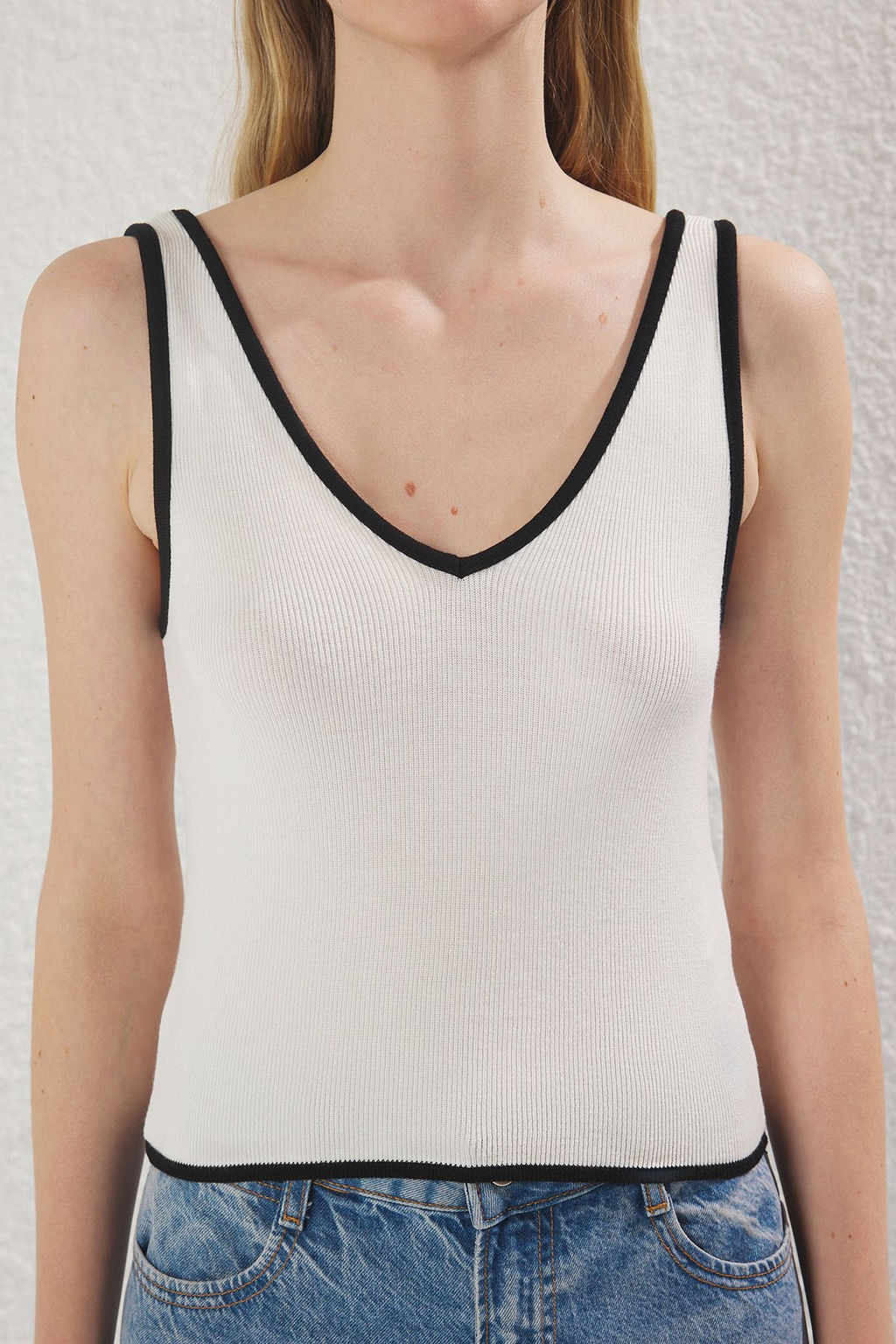 Ekru Crop V Yaka Renk Bloklu Ince Bluz TWOSS25BZ00299