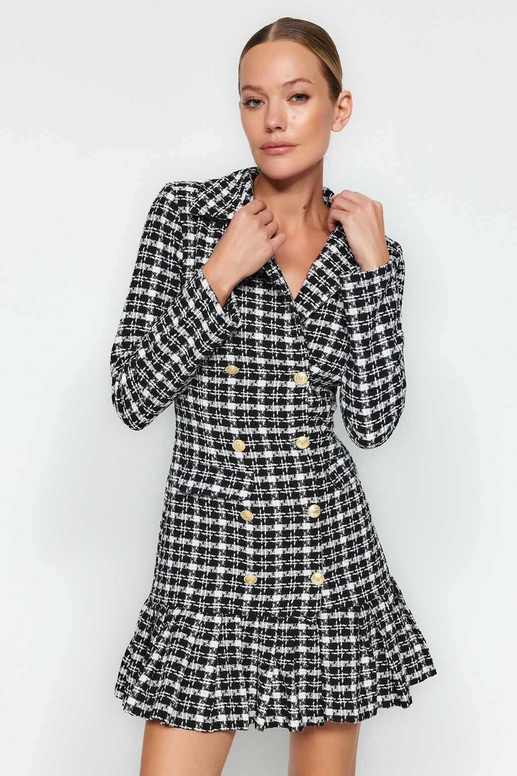 TRENDYOLMILLA Siyah Etegi Volanl? Dugme Detayl? Tuvit Dokuma Elbise TWOAW23EL00870  фото 10