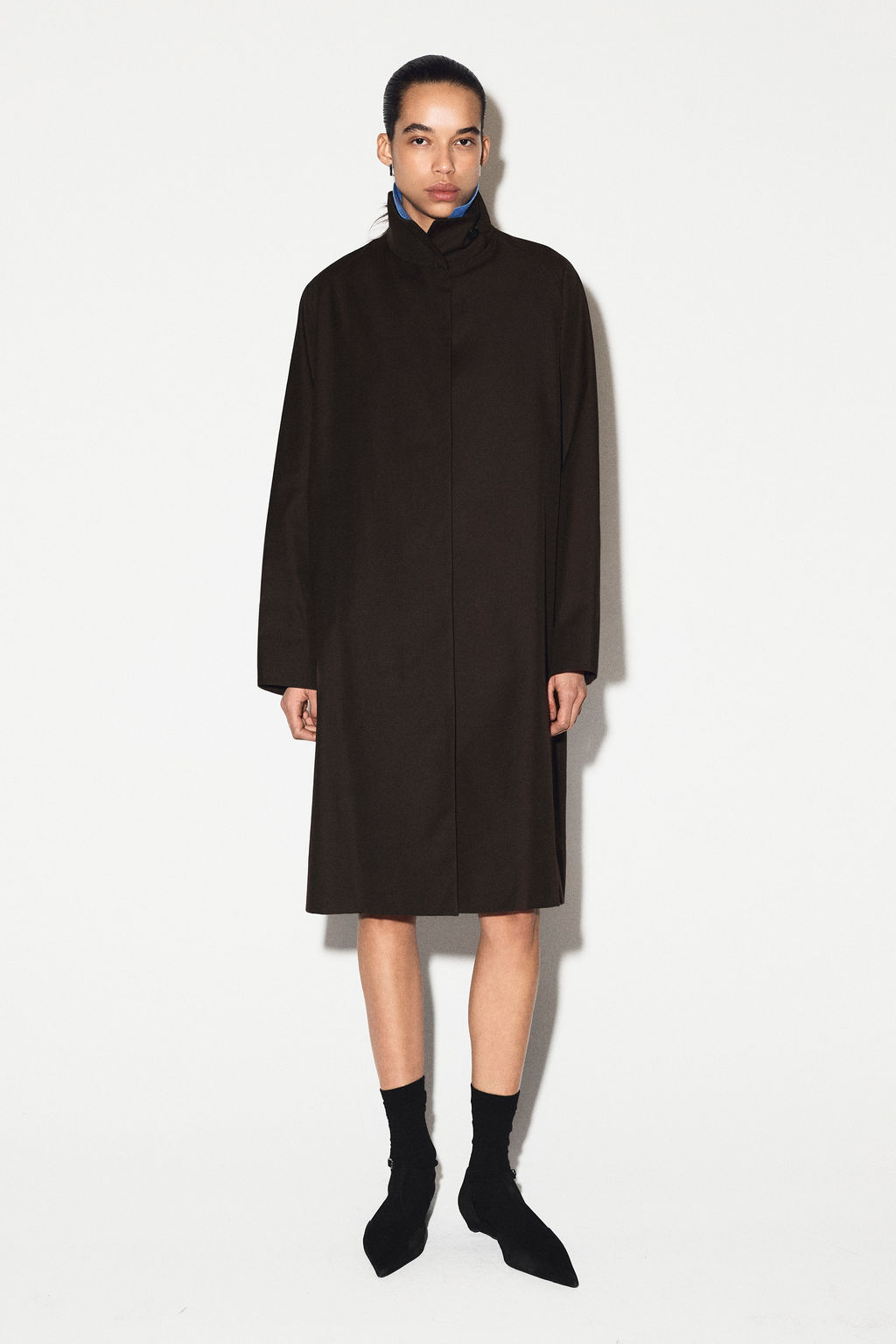 ABRIGO OVERSIZE CON CUELLO ALTO