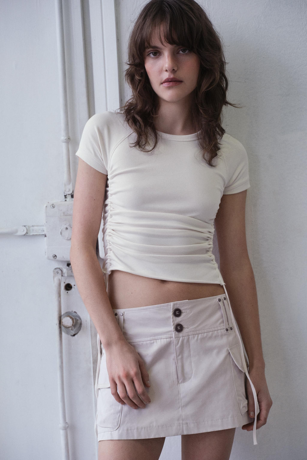 CAMISETA FRUNCES AJUSTABLES / Crudo