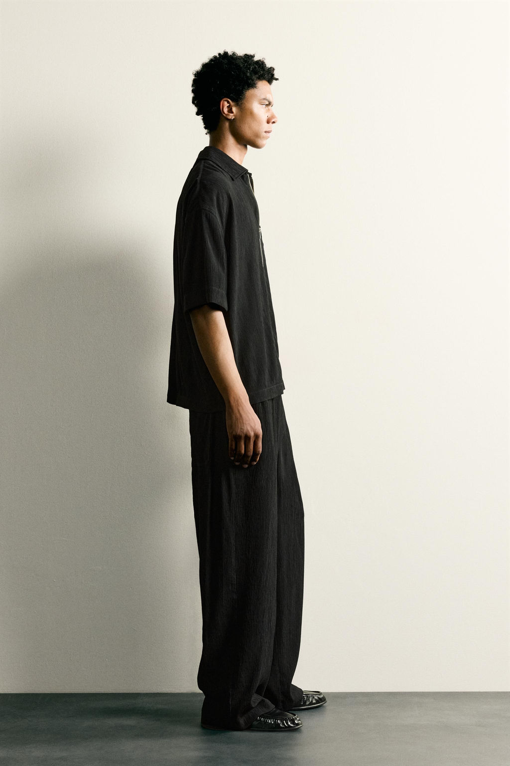 PANTAL?N RELAXED FIT RELIEVE / Negro - Zara фото 4