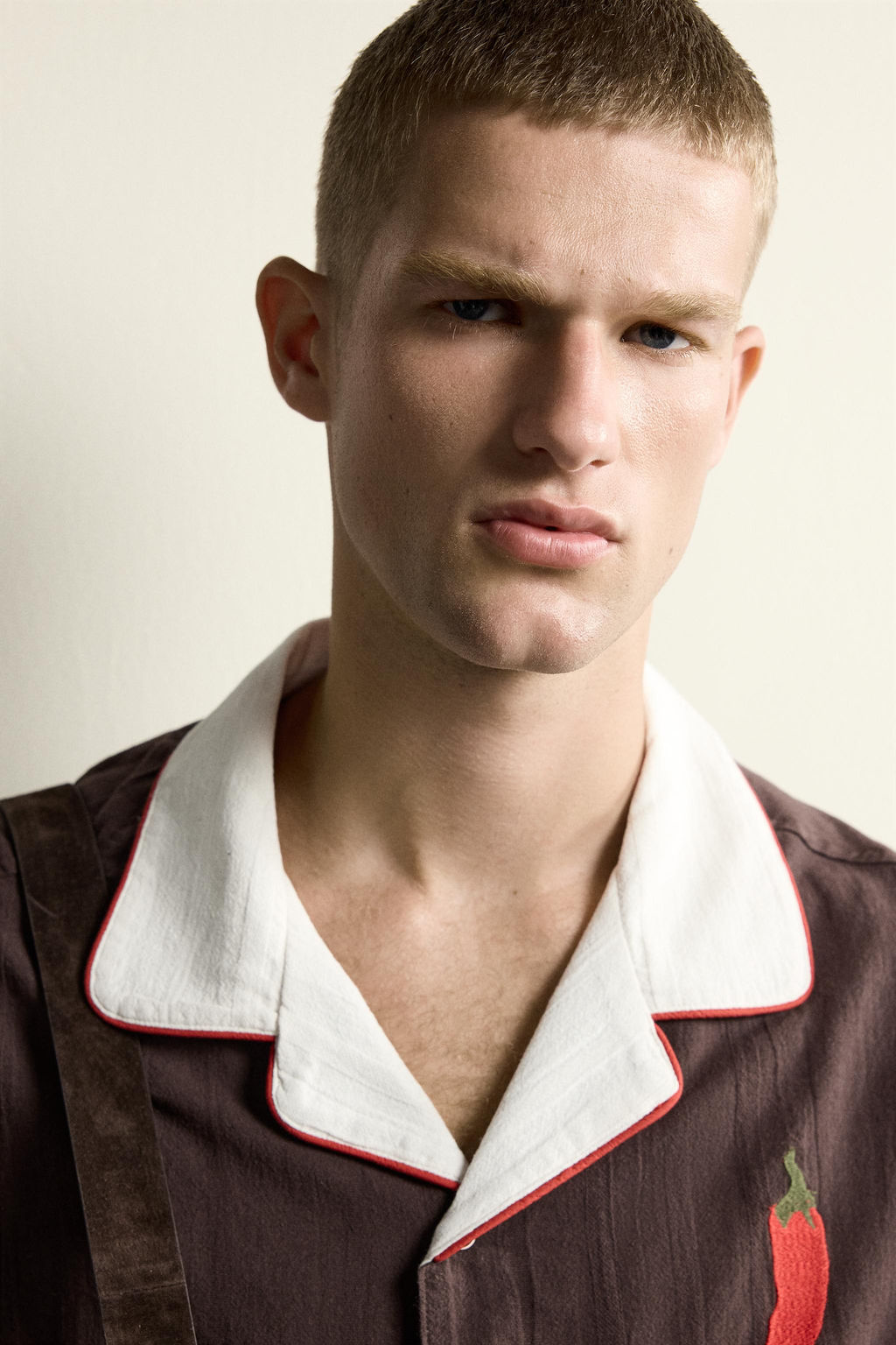 CAMISA RELAXED FIT BORDADO GUINDILLA / Chocolate