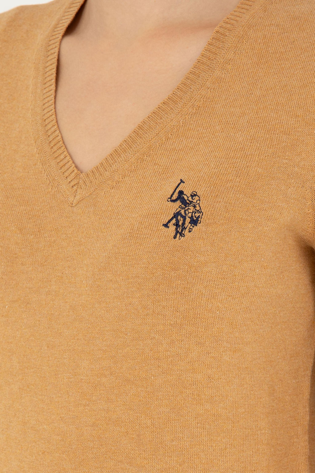 Женский базовый свитер светло-коричневого цвета с v-образным вырезом меланжевого цвета Неожиданная скидка в корзине - U.s. polo assn фото 7