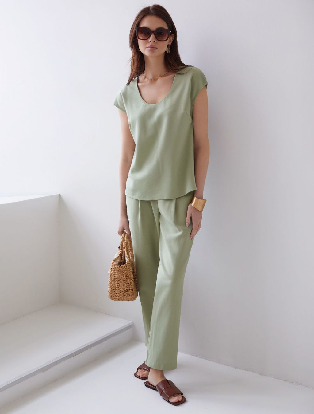 Блузка с U вырезом скроенная по косой из плотного лиоцелла