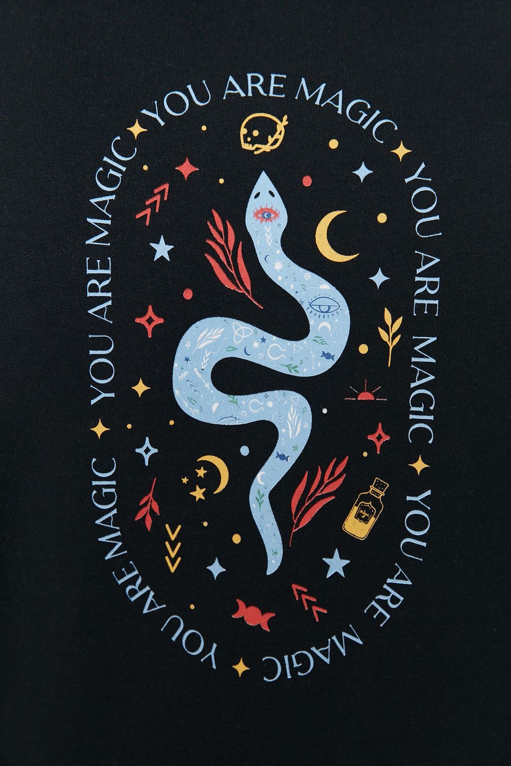 Siyah Oversize/Genis Kesim Kapusonlu Yaz? Bask?l? Ici Polar/S?cak Tutan Sweatshirt TMNAW23SW00023