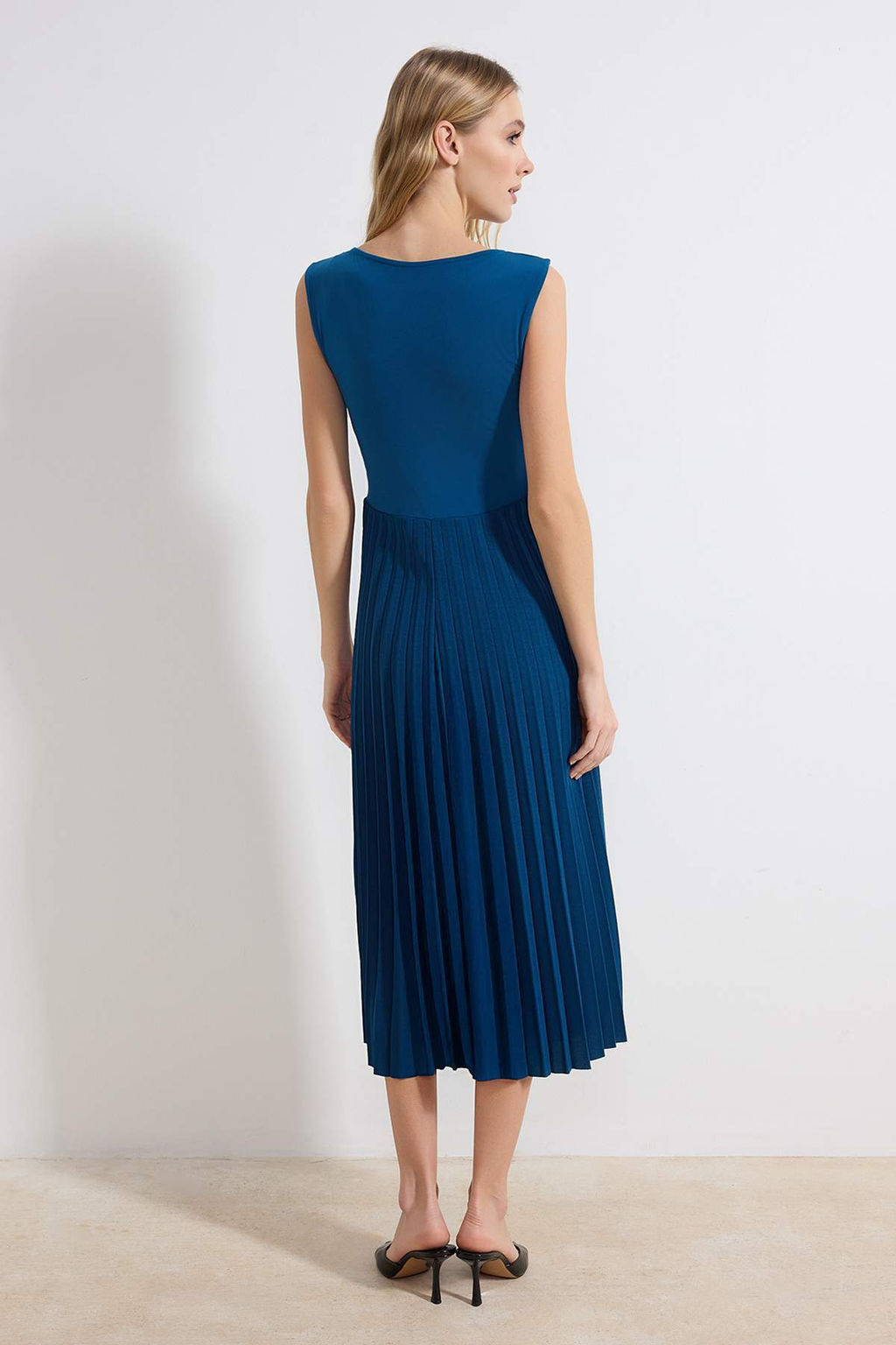 Petrol S?f?r Kol Bisiklet Yaka Alt? Piliseli Esnek Midi Orme Elbise TWOSS24EL00785