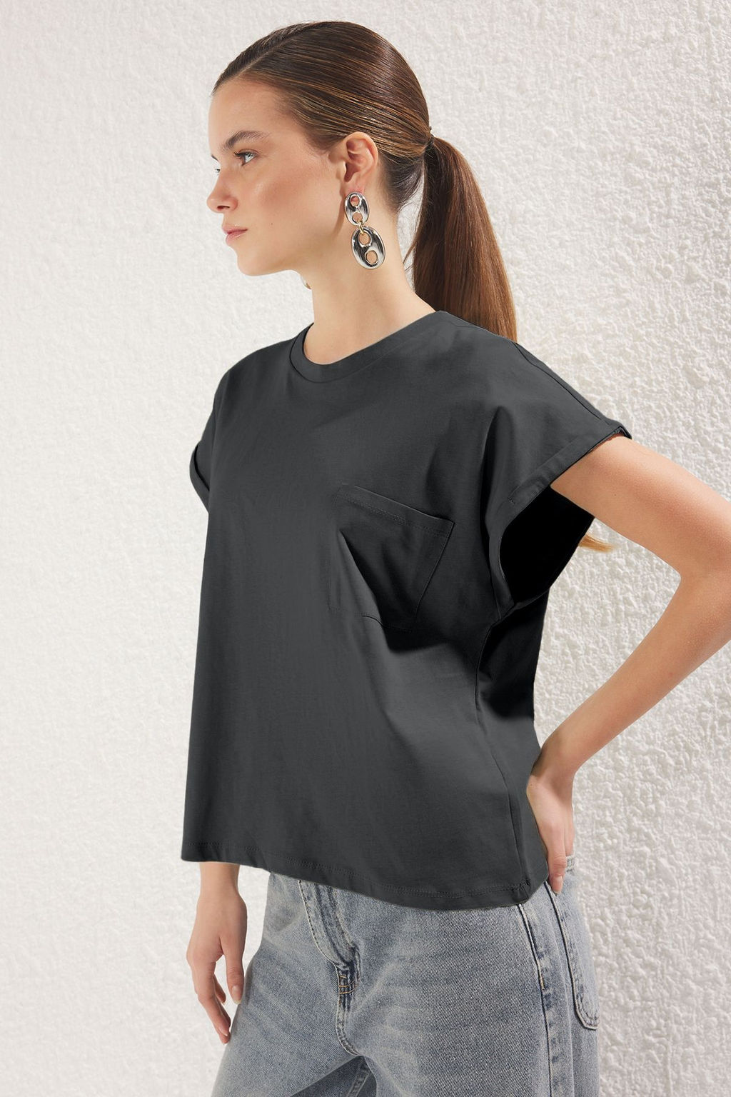 Antrasit %100 Pamuk Relaxed/Rahat Kal?p Cep Detayl? Orme T-Shirt TWOSS25TS00085