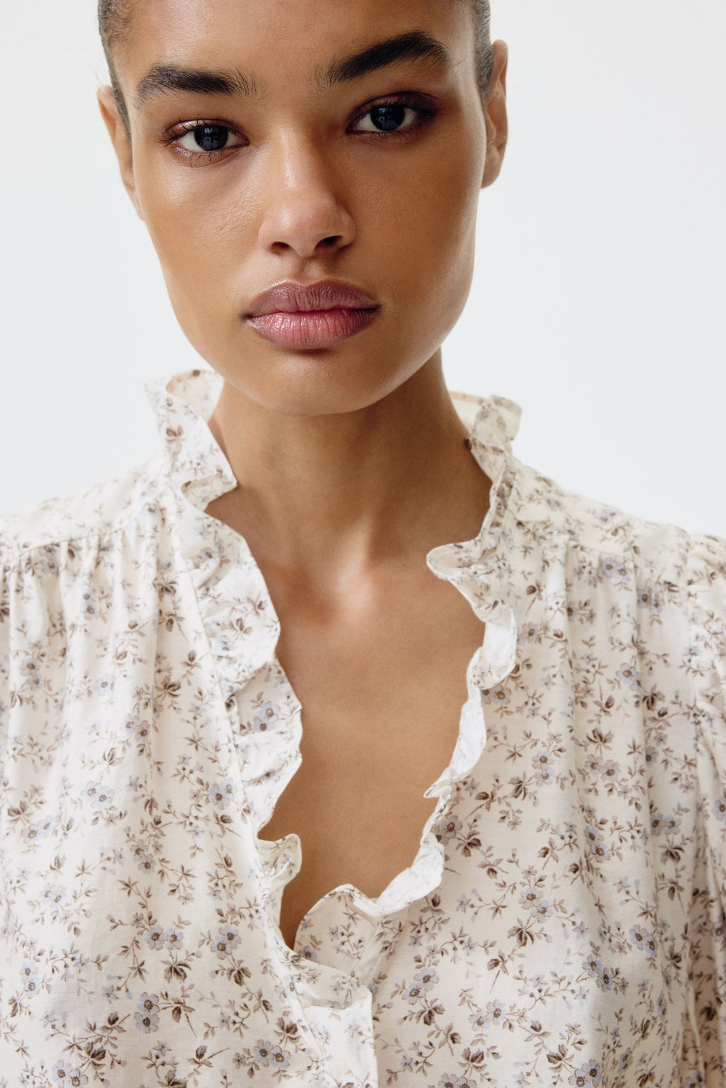 Blusa de volantes con mangas abullonadas - H&m фото 6