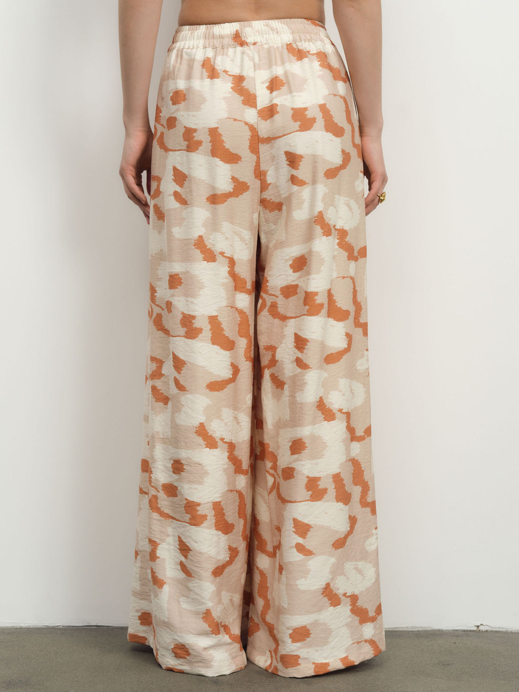 Брюки из вискозы 10367 серые с принтом