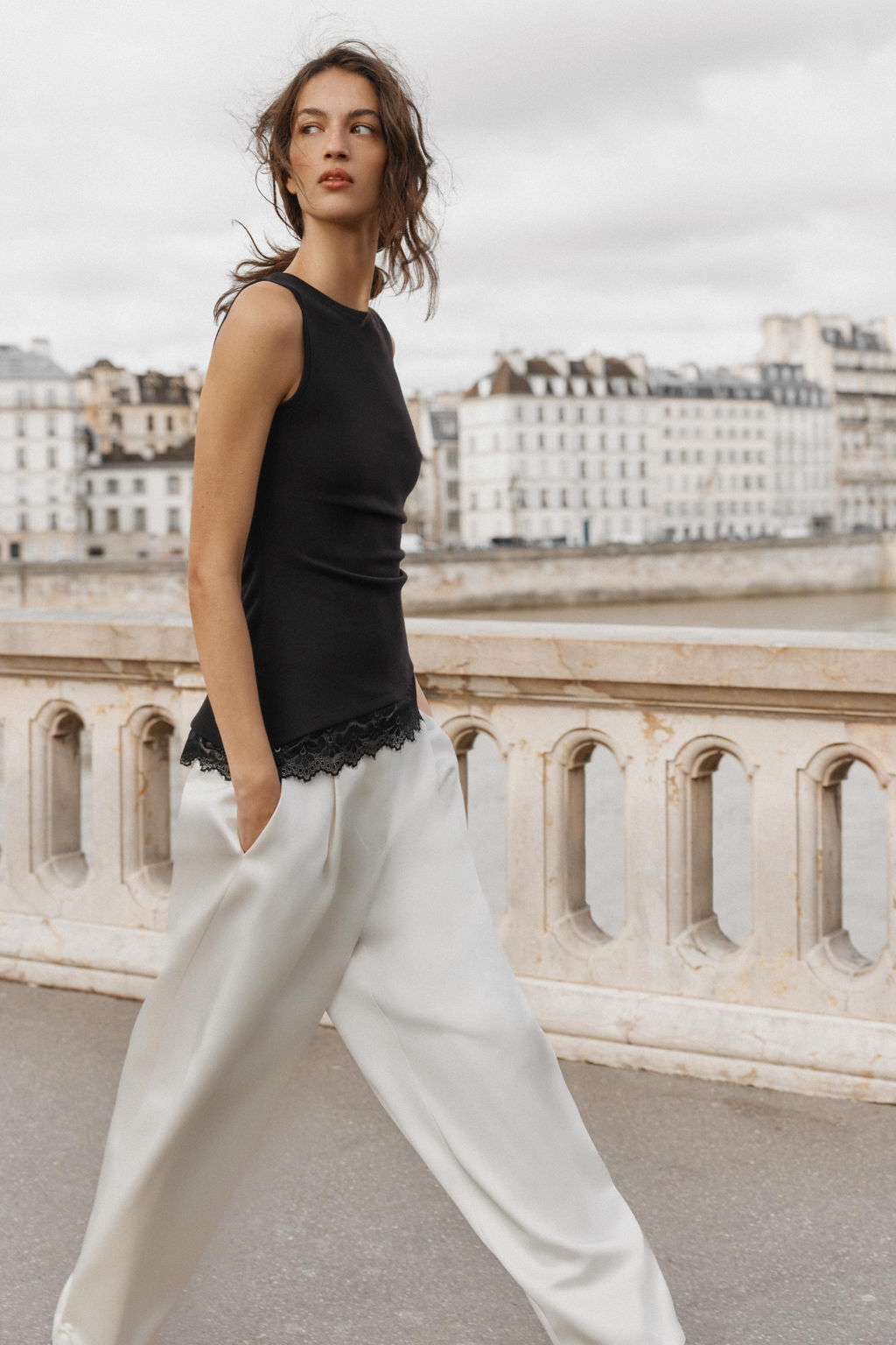 TOP DRAPEADO ENCAJE / Negro - Zara фото 3