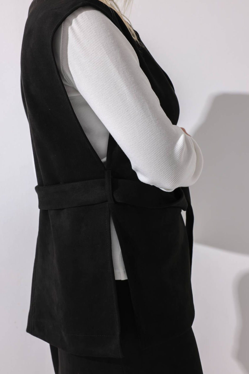 Жилет эко-замша 4335/06/Черный - Rise фото 9