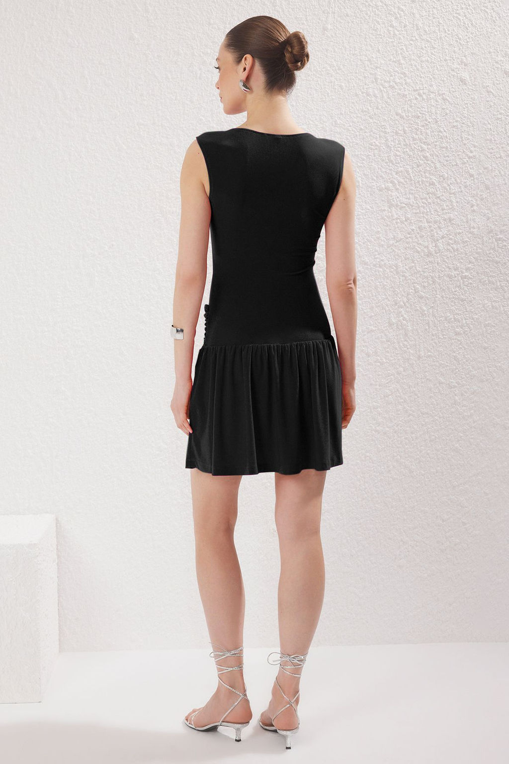 TRENDYOLMILLA Siyah Gul Aksesuar Detayl? S?rt Dekolteli S?f?r Kol Orme Esnek Mini Orme Elbise TWOSS25EL00690  фото 5