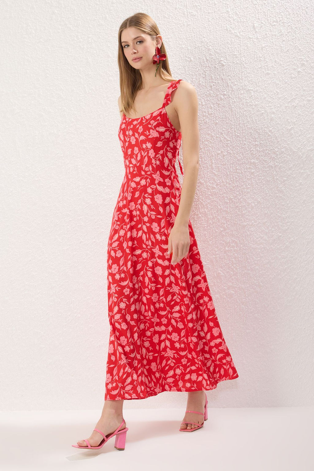 Trendyolmilla K?rm?z? Cicekli A Kesim S?rt Detayl? Maxi Viskon Dokuma Elbise TWOSS25EL00725