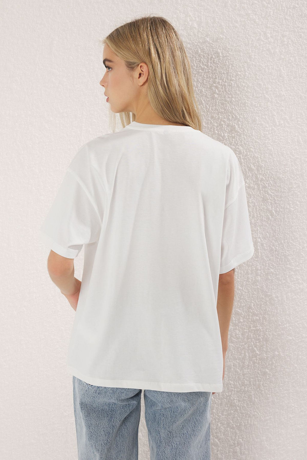 Trendyolmilla Ekru %100 Pamuk Oversize/Genis Kal?p Coctail Bask?l? Orme T-Shirt TWOSS25TS00202  фото 8