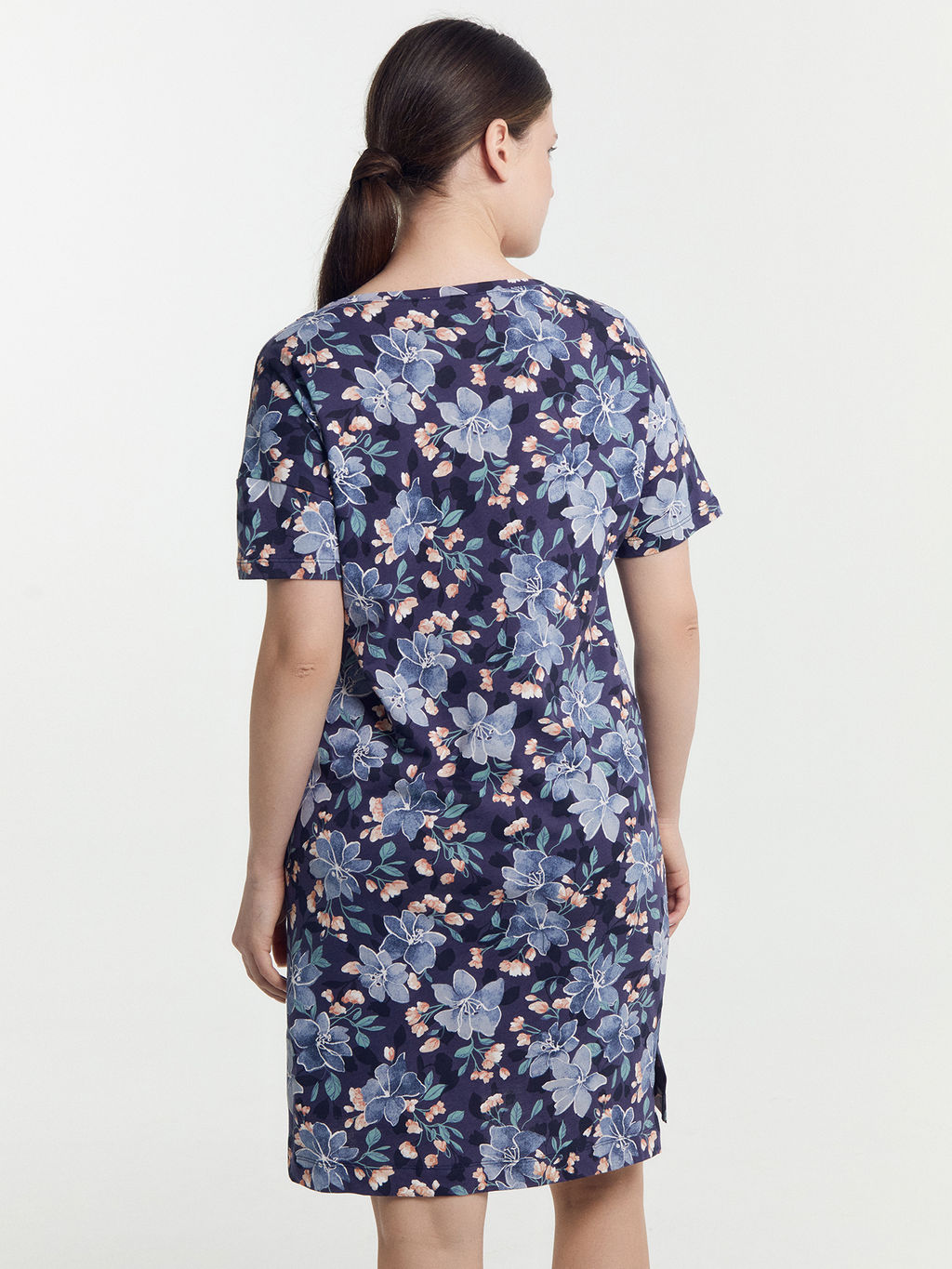 Сорочка ночная женская синяя с акварельными цветами - Mark formelle фото 4