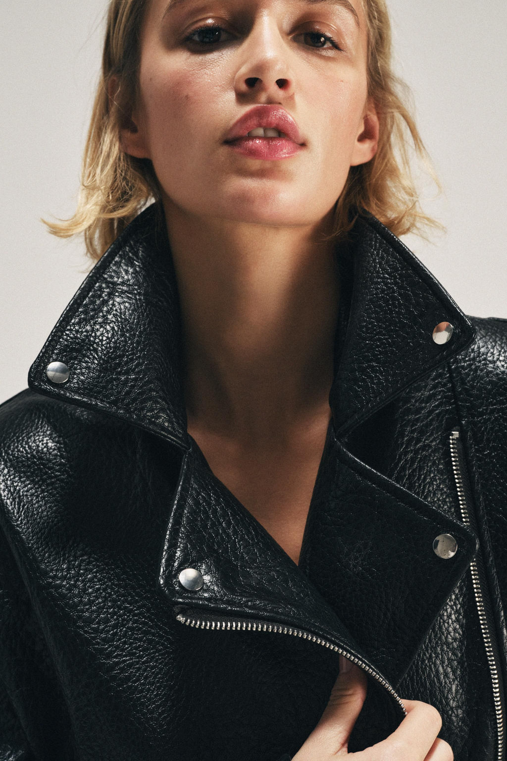 CAZADORA BIKER HOMBRERAS EFECTO PIEL / Negro - Zara фото 11