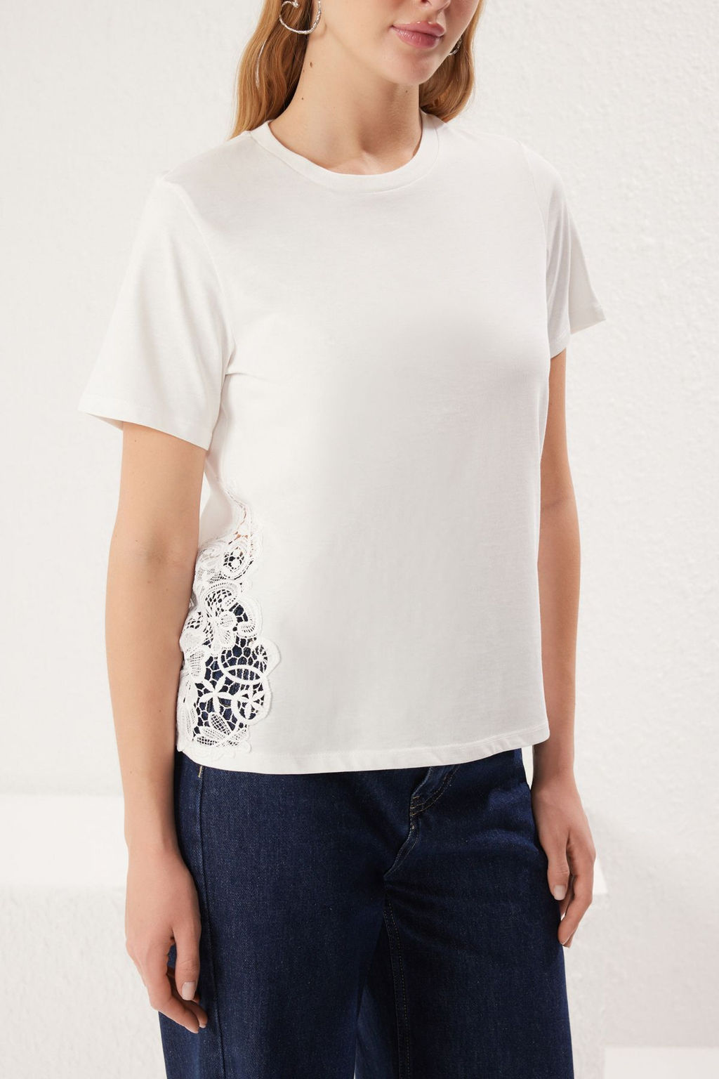 TRENDYOLMILLA Ekru Dantel Detayl? Regular/Normal Kal?p Orme T-Shirt TWOSS25TS00015  фото 3