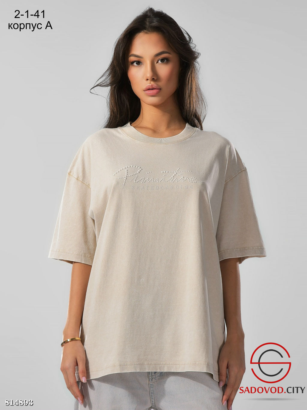 Женская футболка с эффектом варёнки и стильным принтом из страз