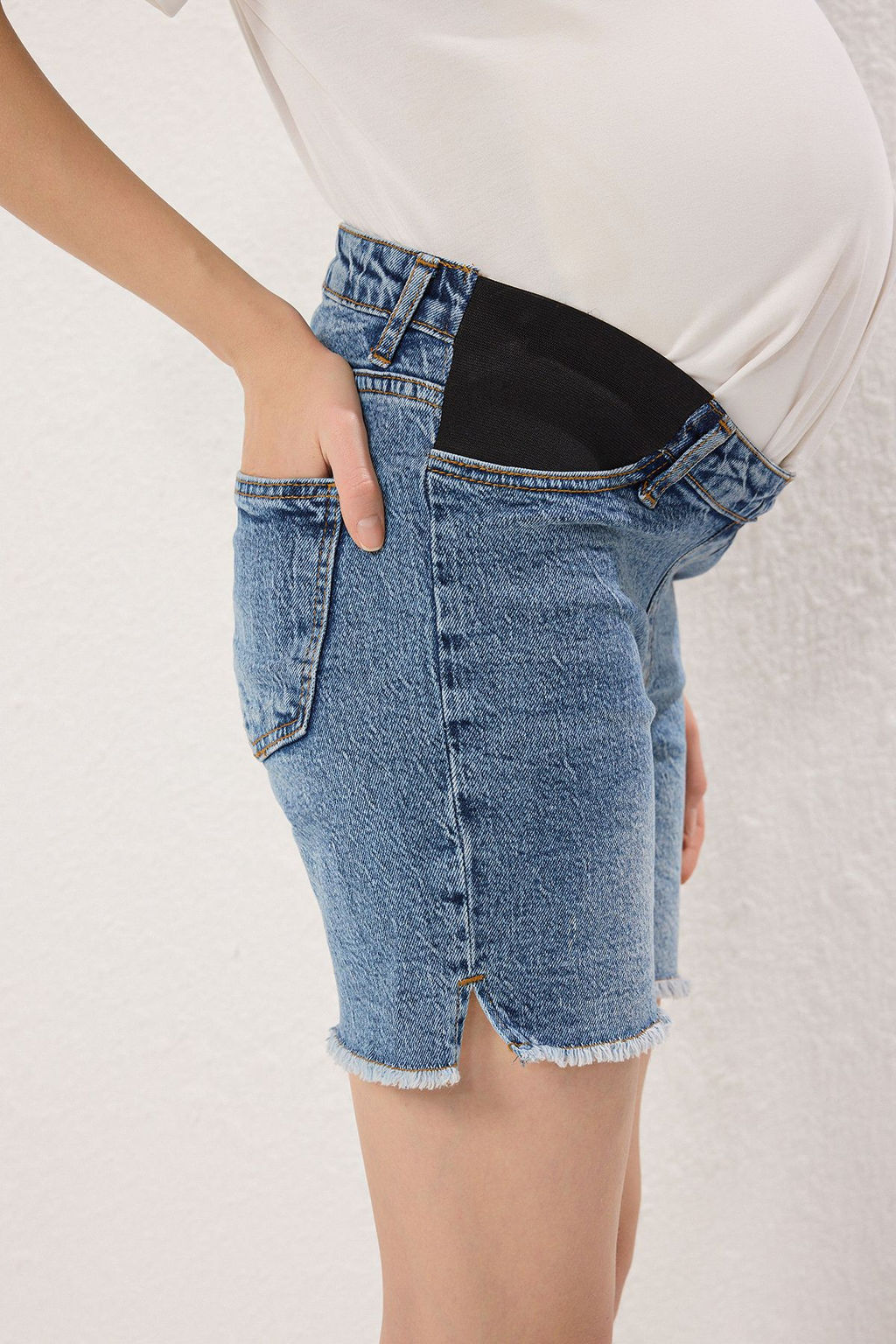 TRENDYOLMILLA Mavi Yanlar? Lastikli Hamile Denim Sort TBBSS25AP00029 фото 3