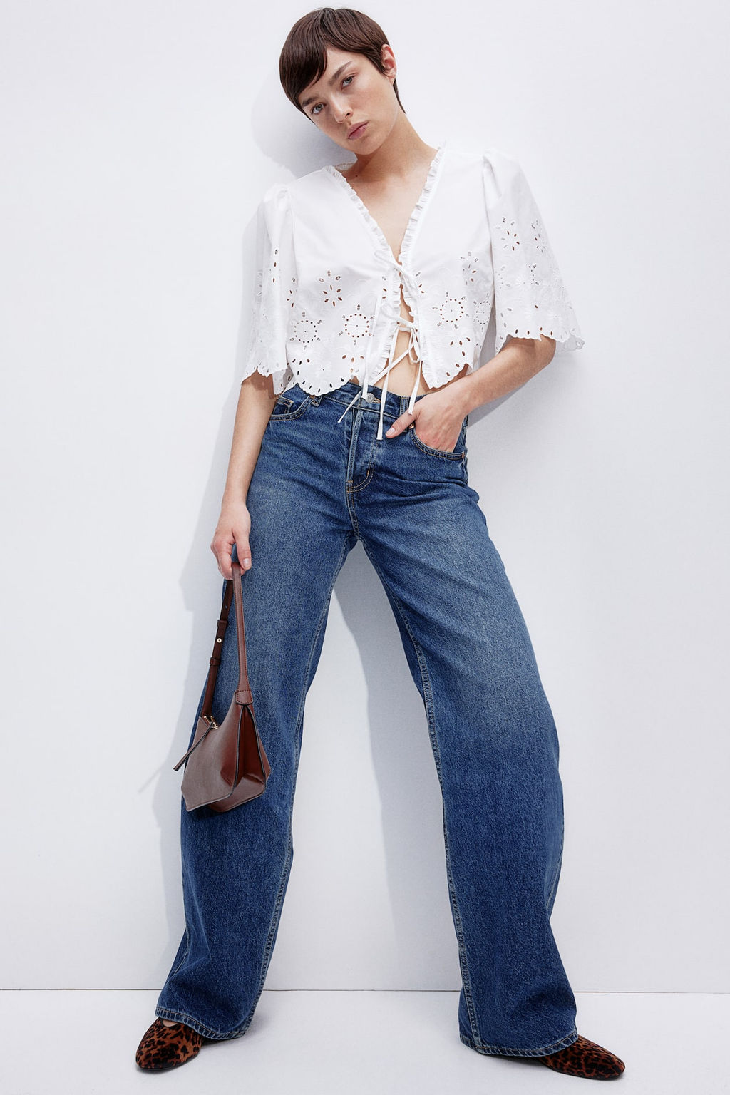 Blusa cropped con bordado ingles