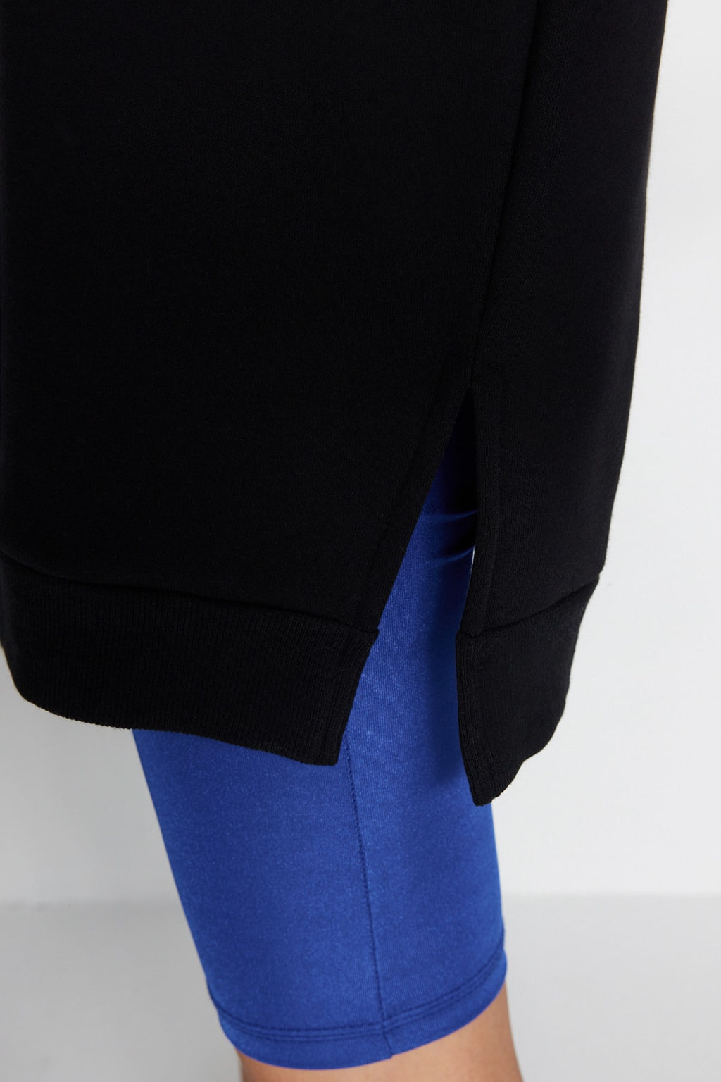 TRENDYOLMILLA Siyah Kapusonlu Oversize Sardonlu Orme Sweatshirt TWOAW23SW00439 фото 15