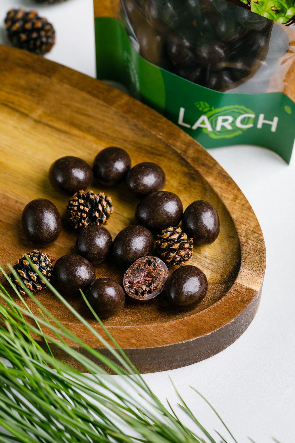 Шишка сосновая ТЕМНАЯ КЛАССИКА / 60 г / дой-пак / LARCH