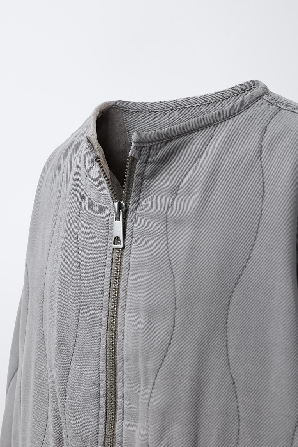 CAZADORA ACOLCHADA FLUIDA / Gris antracita