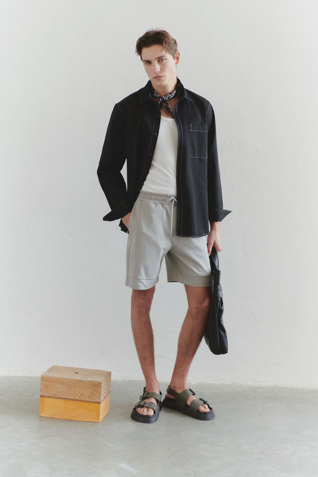 TRENDYOL MAN Limited Edition Gri Oversize/Genis Kesim Dikis Detayl? Sort & Bermuda TMNSS25SR00019