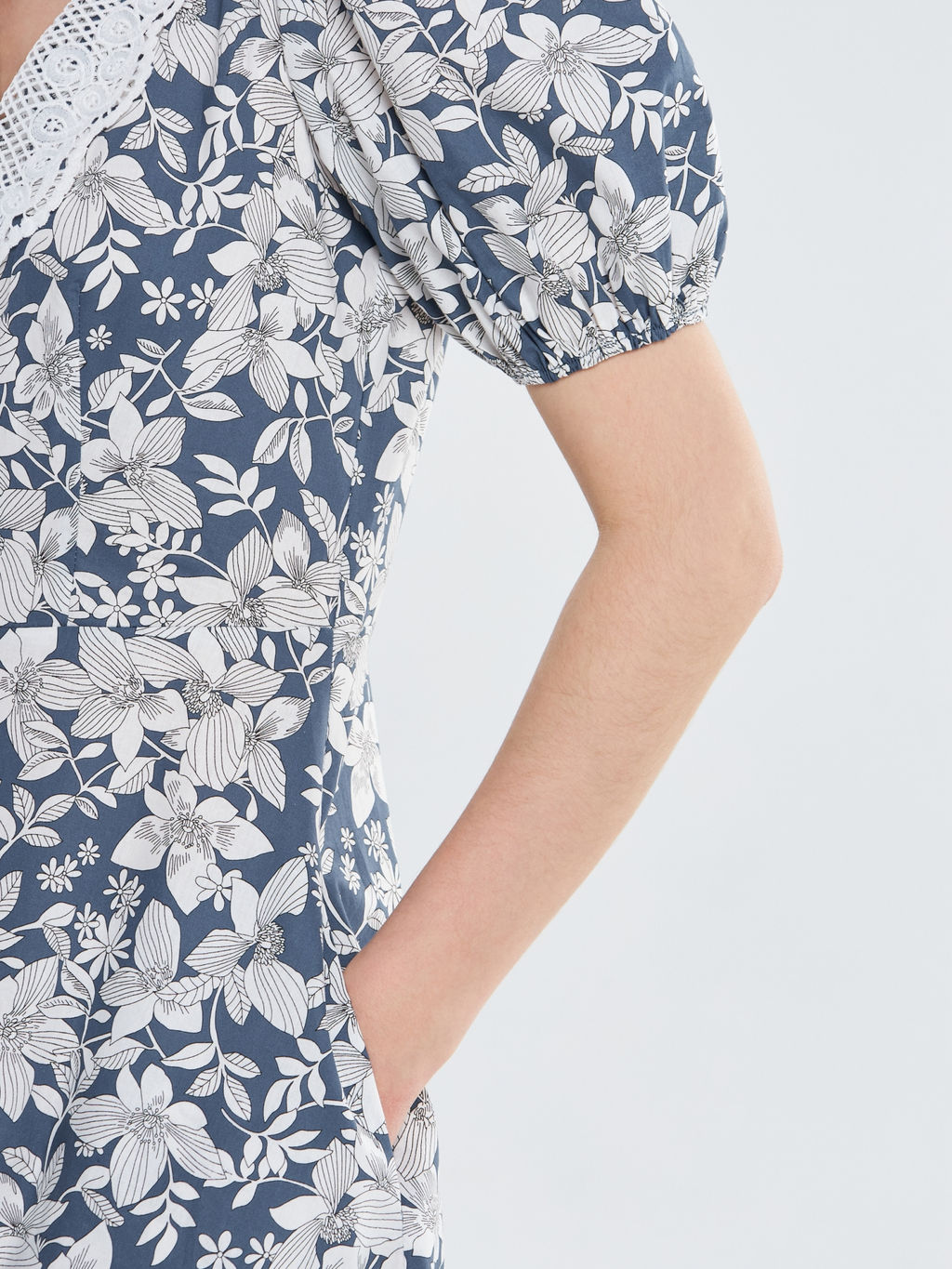 Платье из хлопка с кружевным воротником OD-948-2 белые цветы на синем