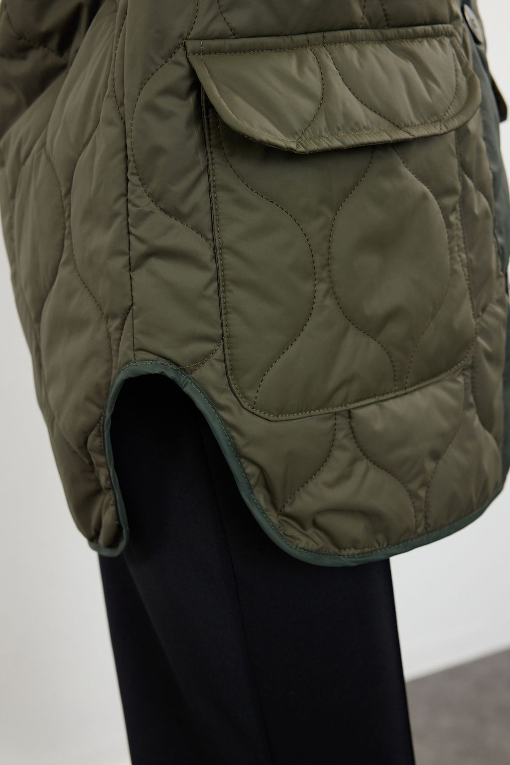 TRENDYOLMILLA Haki Renk Bloklu Su Itici Kapitone Mont TWOAW23MO00134 фото 20