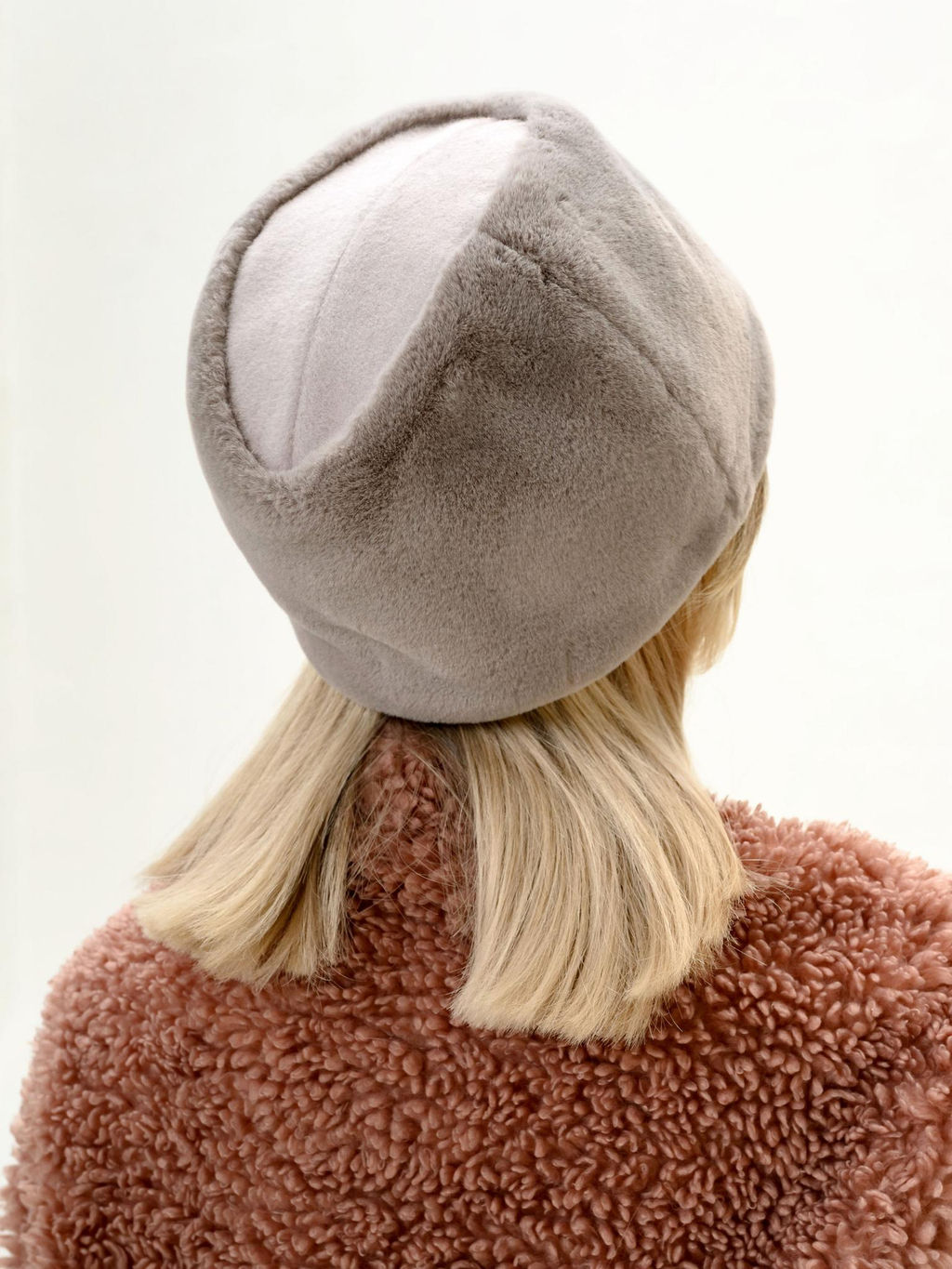 П26-25 Пилотка мех бежевый