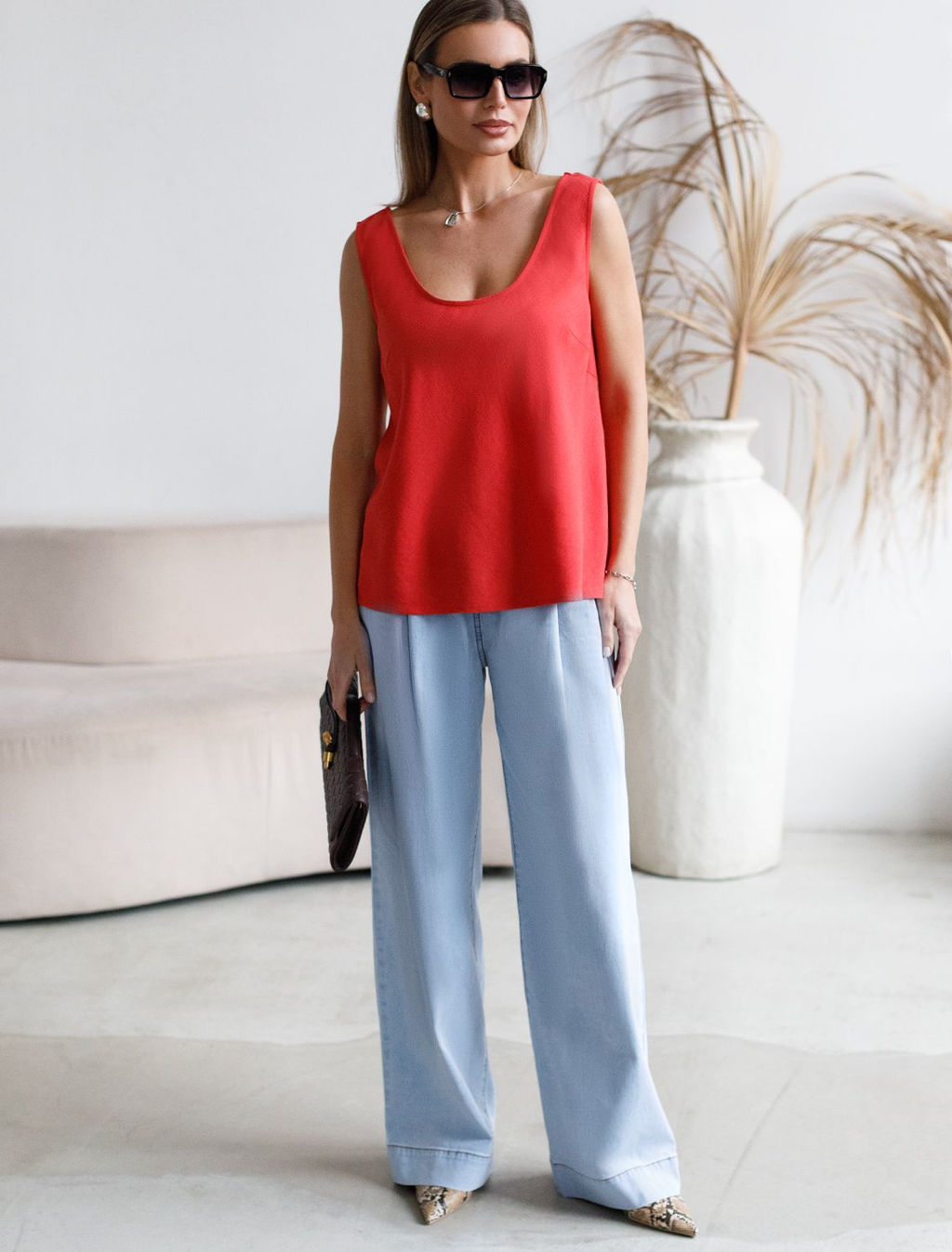 Широкие джинсы с поясом на резинке и с защипами из облегченного денима