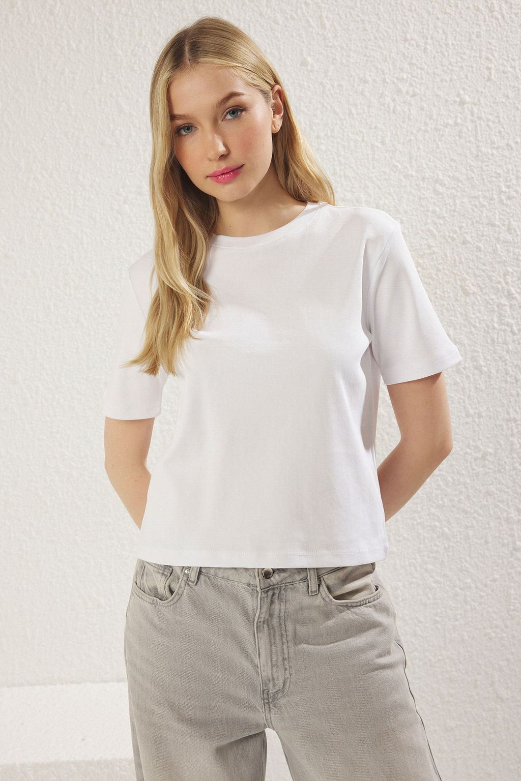 TRENDYOLMILLA Ekru Tok Kumasl? Bisiklet Yaka K?sa Kol Regular/Normal Kesim Orme T-Shirt TWOSS25TS00002  фото 6