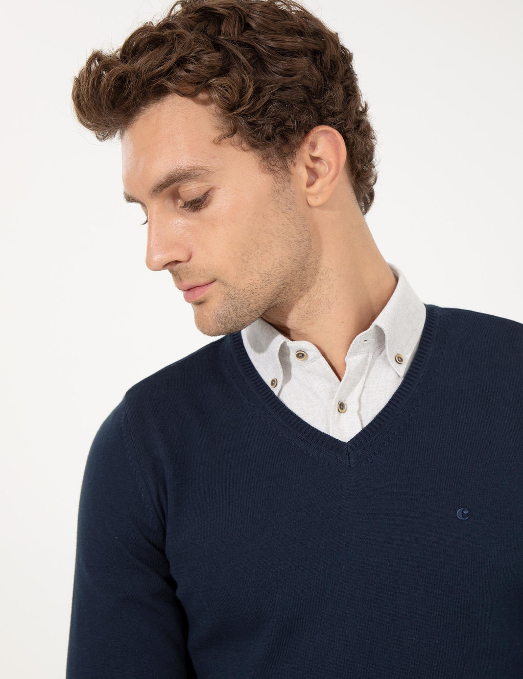 Базовый трикотажный свитер узкого кроя темно-синего цвета с v-образным вырезом - Cacharel фото 2