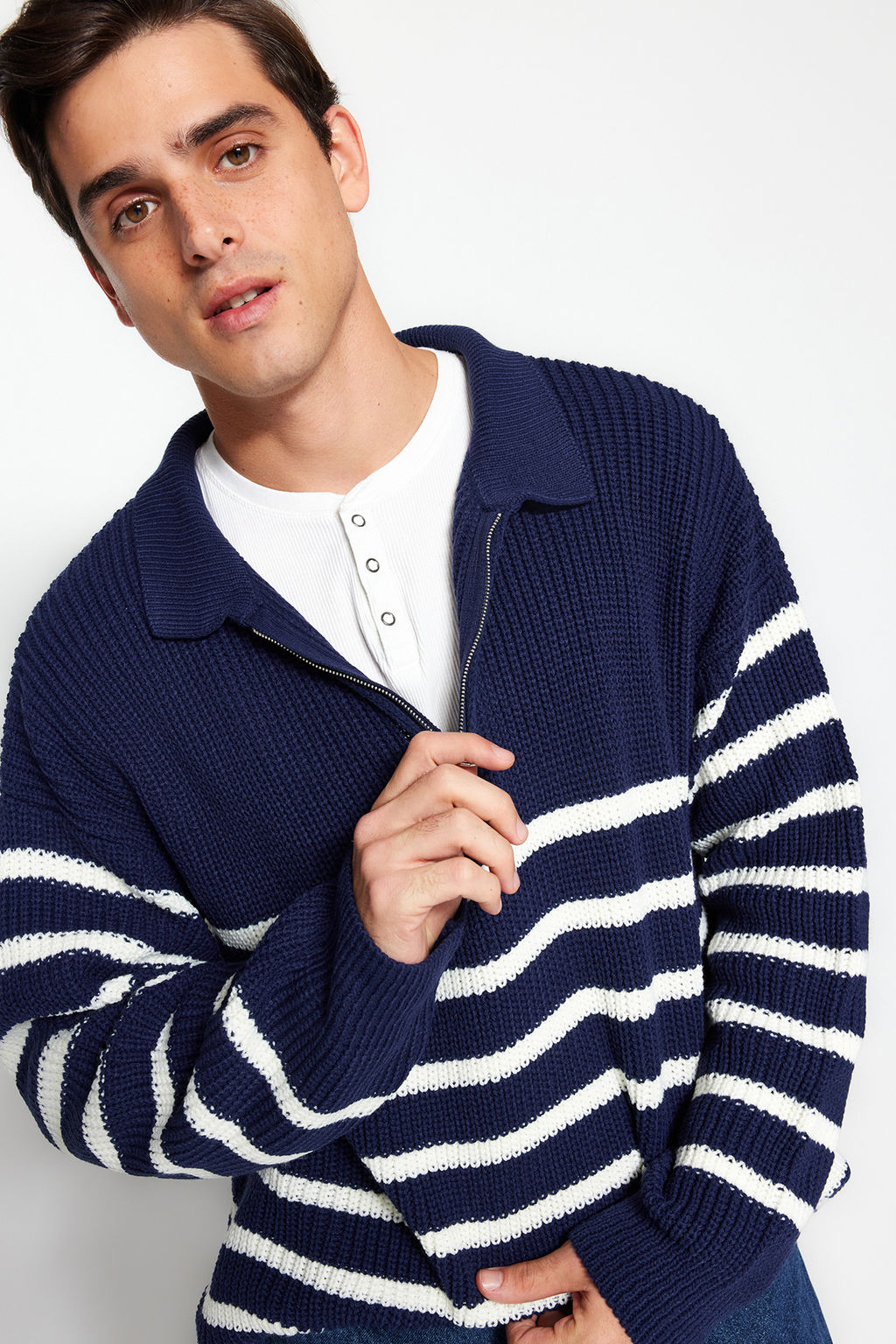 TRENDYOL MAN Vizon Casual Oversize Polo Yaka Cizgili Triko Kazak TMNAW24KZ00018 - Trendyolmilla фото 3