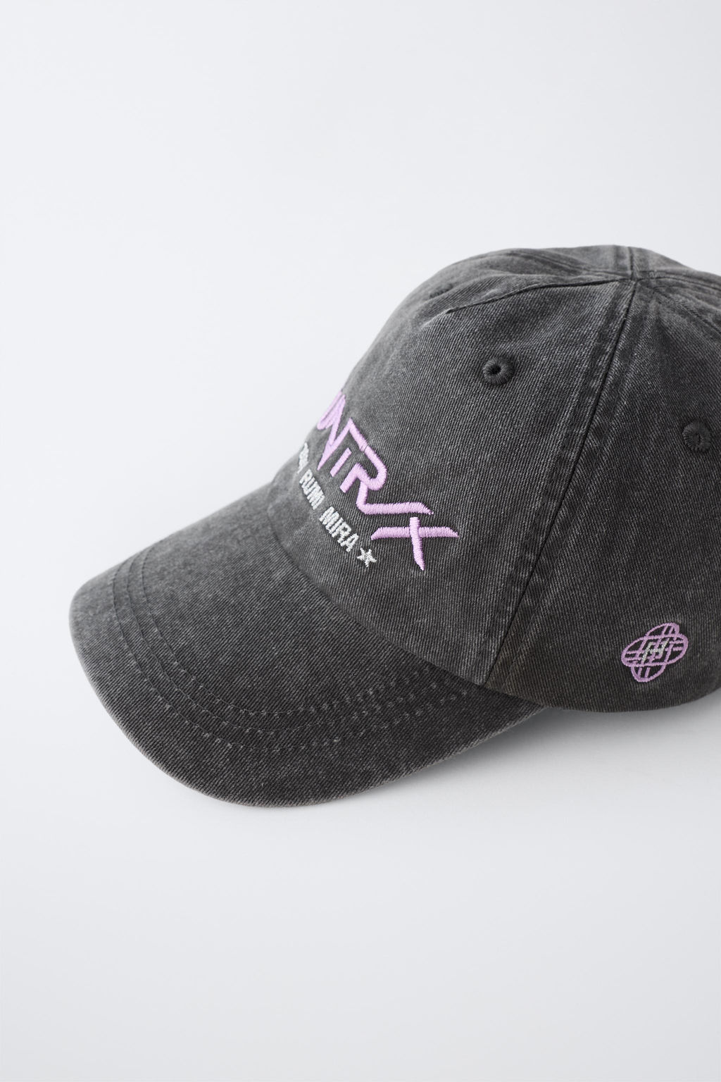 GORRA EFECTO LAVADO KPOP DEMON HUNTERS NETFLIX / Gris antracita