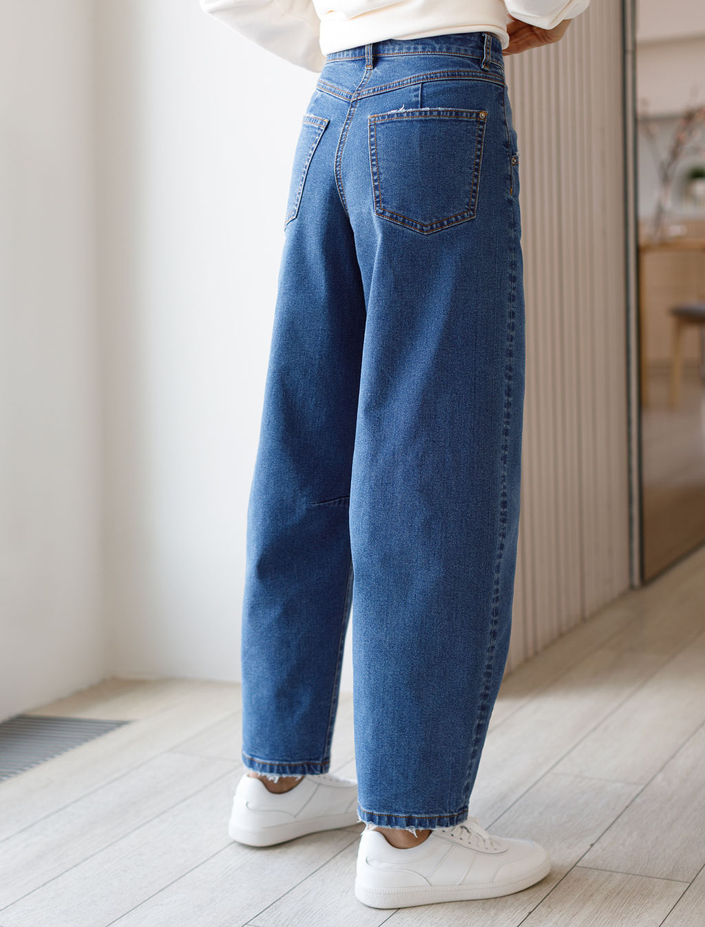 Джинсы Baggy с декоративной стиркой сз эластичного денима - Vilatte фото 2